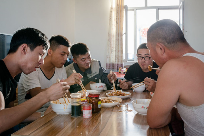Họ cũng có nhà ăn riêng để dùng bữa tối cùng nhau.