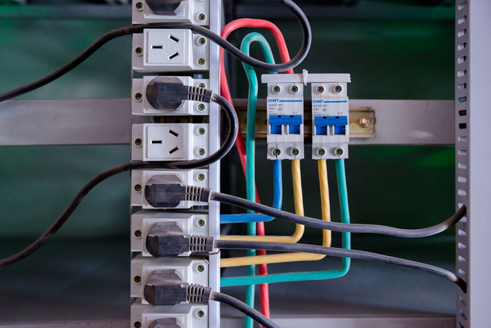 Nguồn điện của nhà xưởng được cung cấp từ một nhà máy nhiệt điện gần đó. Riêng hóa đơn tiền điện của nó lên đến 39.000 USD/ngày.