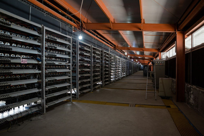Đây là một trong những mỏ Bitcoin cỡ lớn có tuổi đời lâu nhất thế giới (từ năm 2014). Nơi đây, 25.000 cỗ máy hoạt động hết công suất mỗi ngày.