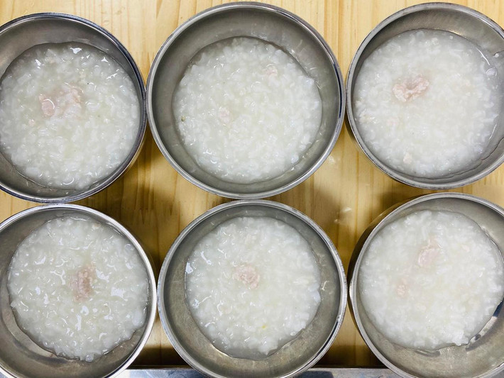 Các phụ huynh đã có 4 cuộc gặp với trường. Nhà trường thừa nhận đồ ăn không đảm bảo chất lượng và việc tuyển giáo viên, cả Việt Nam và nước ngoài, không có bằng Montessori. Sau đó, trường này đã nhắn tin xin lỗi và nhận trách nhiệm về chất lượng bữa ăn chưa tốt tại cơ sở Trần Hữu Dực, cho biết đã điều chỉnh ngay sau cuộc họp với phụ huynh hôm 21/3/2023. (Ảnh: món cháo thịt của AMIS )