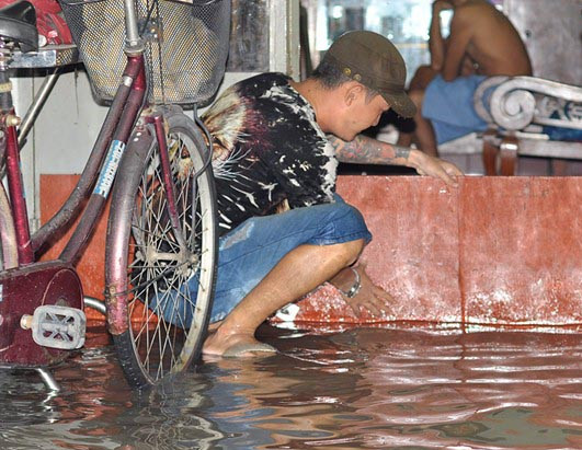 Tại các khu dân cư, nước ngập tràn vào nhà khiến nhiều hộ dân phải che chắn bằng nhiều cách.