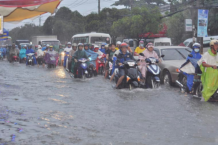 Cơn mưa nặng hạt kéo dài từ 16h đến 19h ngày 23/10 khiến nhiều tuyến phố, khu dân cư TP Biên Hòa (Đồng Nai) ngập nặng.