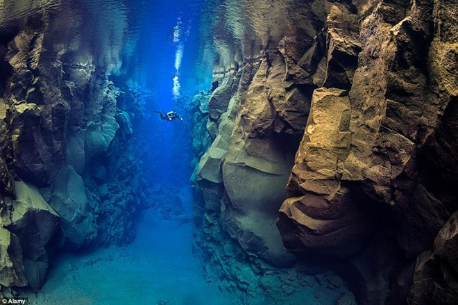 Silfra, Iceland: Đây là nơi duy nhất trên thế giới bạn có thể lặn giữa hai mảng lục địa.