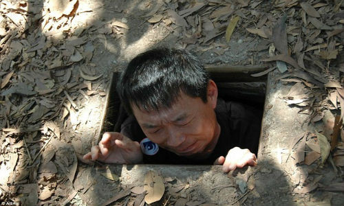Hơn 250 km đường hầm đan xen nhau dưới lòng đất, có những chỗ sâu xuống hàng chục m, với vô số cửa sập để tạo thêm yếu tố bất ngờ. Hệ thống địa đạo gồm bệnh xá, nhiều phòng ở, nhà bếp, kho chứa, phòng làm việc...