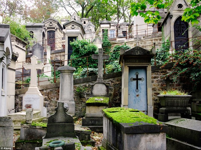 Du khách có thể tới thăm nơi an nghỉ của nhà văn Oscar Wilde, ngôi sao nhạc rock Jim Morrison, nhà soạn nhạc Chopin..., cùng nhiều nghệ sĩ nổi tiếng khác. Nghĩa trang mở cửa đón khách từ năm 1804 và cung cấp bản đồ cho du khách dễ dàng tìm đến những ngôi mộ nổi tiếng.