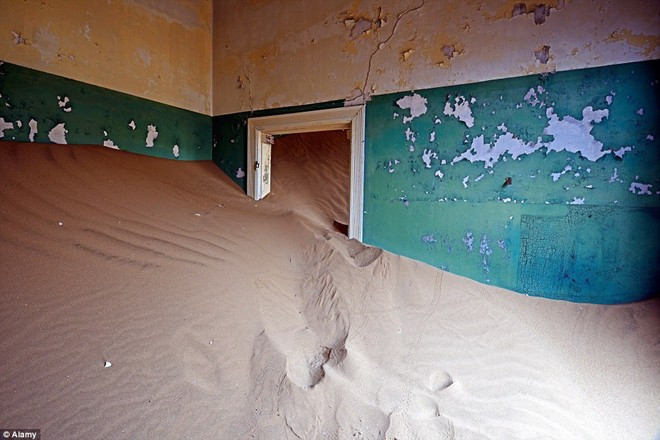 Kolmanskop, Namibia: Nơi đây từng là nhà của hàng trăm thợ đào kim cương người Đức đến tìm kiếm vận may ở sa mạc của Namibia. Gần 100 năm sau thời kỳ hoàng kim, giờ đây thị trấn này đã trở nên hoang vu.