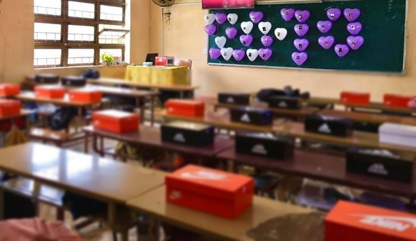 Có lớp còn chơi trội tặng hẳn đồ hiệu thế này đây.