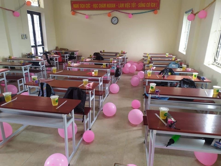 Ngoài trang trí lớp học bằng bóng bay, các bạn nam "lớp người ta" còn kỳ công chuẩn bị cả nước uống và hoa hồng đặt sẵn trên bàn cho các bạn nữ.