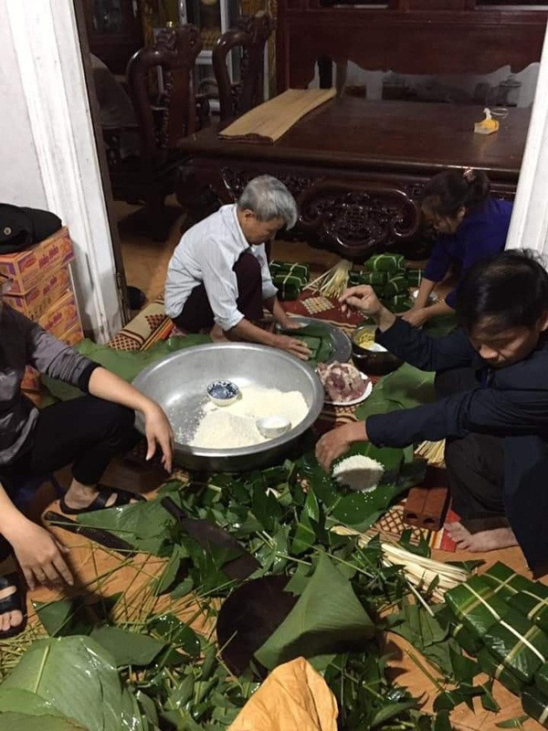 Miền Trung đang phải gồng mình đối mặt với trận lũ lịch sử, người dân sống trong cảnh thiếu thốn nước sạch, đồ ăn và quần áo. Rất nhiều mạnh thường quân đã tới tận vùng lũ để ủng hộ bà con, trong khi đó có không ít người chọn cách ủng hộ khác cũng thắm tình nghĩa không kém.