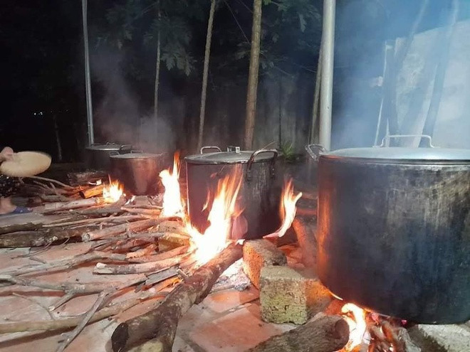 300 chiếc bánh chưng sắp sửa được chuyển đến tay những người dân vùng lũ.