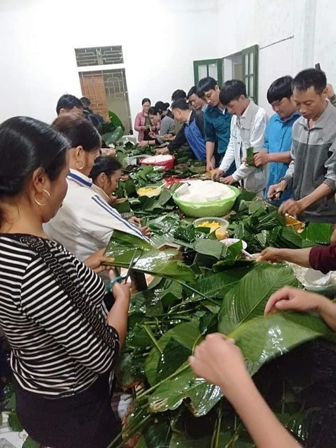 Nhiều người dân xã Nghĩa Xuân (huyện Quỳ Hợp) cùng thức đêm, gói 300 bánh chưng để kịp thời gửi cho bà con đang gặp khó khăn trong vùng lũ của tỉnh Hà Tĩnh.