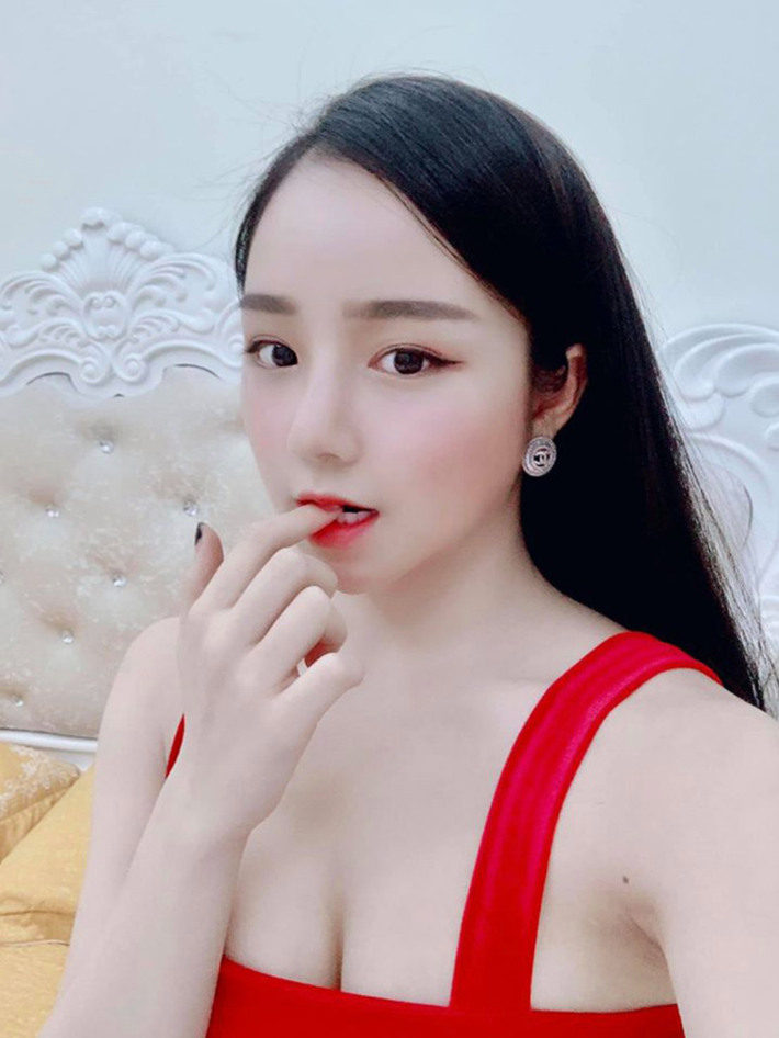 Hình ảnh "hot girl ngủ gật" Thủy Tiên hoàn toàn khác so với thời cắp sách đến trường.