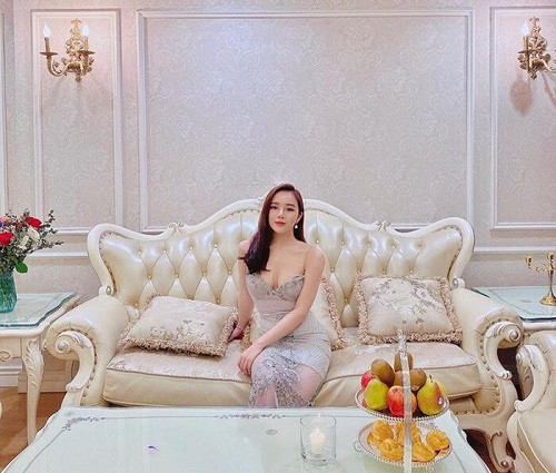 Gần đây, Nhã Tiên trở thành hot girl tiếp theo bước chân vào sân gofl. Cô nàng nổi bật với làn da trắng và thân hình nuột nà không tì vết trong trang phục của môn thể thao quý tộc.