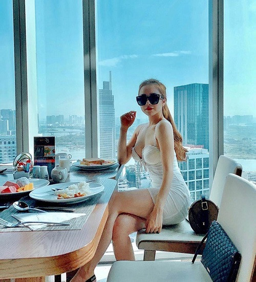 Hot girl Việt cũng thường tung ra nhiều bức ảnh quyến rũ, gợi cảm quá đà và phát ngôn gây sốc, khiến dân tình nhiều lúc đã phải "ném đá".