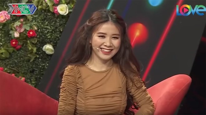 Nguyễn Hoa xuất hiện tại “Bạn muốn hẹn hò” số 491, phát sóng cách đây tròn 1 năm. Hoa thừa nhận, cô là một người đam mê công việc, độc lập về tài chính và luôn khao khát xây dựng sự nghiệp riêng. Nhiều khi quá mải mê với việc kinh doanh, cô không còn thời gian hẹn hò.