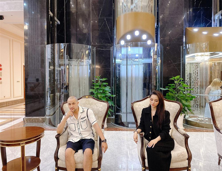 Khởi động cho tháng sinh nhật, mới đây, Bảo Trần (anh trai ca sĩ Bảo Thy) khoe cùng bà xã Trang Pilla đi nghỉ dưỡng. Địa điểm mà đôi vợ chồng trẻ đặt chân đến lần này là ở Phú Quốc (Kiên Giang).