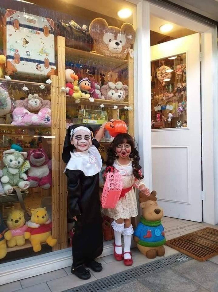 Ngày hội Halloween là lúc các phụ huynh thể hiện tài năng "hoạ mặt" giúp các bé được tận hưởng dịp lễ một cách trọn vẹn.