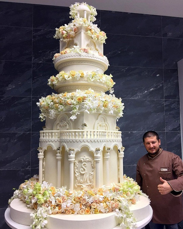 Lễ thành hôn diễn ra tại một khách sạn sang trọng bậc nhất thuộc thủ đô Moscow - Radisson Royal Congress Park, với sự góp mặt của hơn 900 khách mời, khiến nhiều người không khỏi choáng váng.