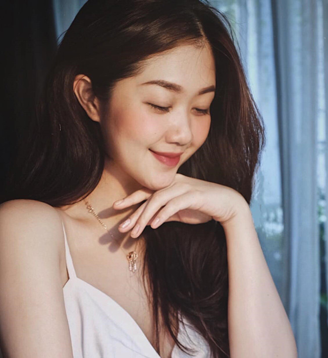 Cô là cựu sinh viên trường Đại học Bách khoa và từng có thời gian làm kiến trúc sư.