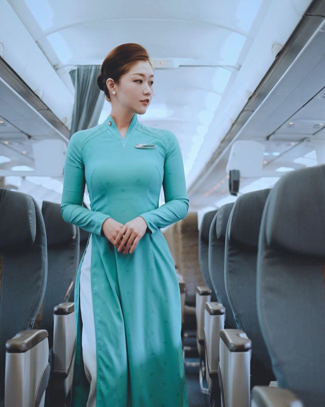Cô nàng sinh năm 1990, quê Đà Nẵng, hiện là tiếp viên hàng không của hãng Vietnam Airlines.