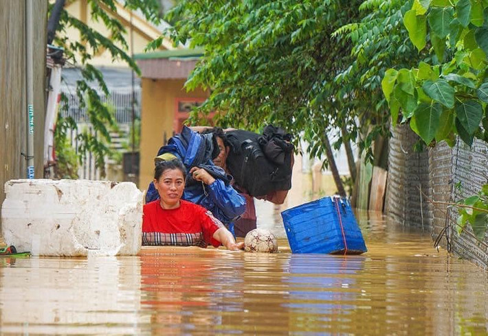 Trong những ngày cả nước hướng về miền Trung, có rất nhiều những hình ảnh cảm động về những con người đang sống bình yên giờ trở nên tay trắng, chật vật trở mình trong nước lũ khiến dân mạng không khỏi xúc động.