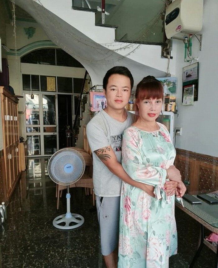 Dù cuộc phẫu thuật vừa qua không mấy thành công, khuôn miệng bị méo vẫn chưa thể sửa hoàn chỉnh được nhưng không thể phủ nhận nhan sắc cô Thu Sao đã có phần trẻ trung hơn.
