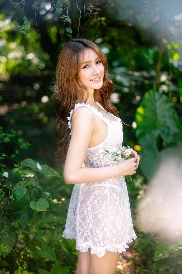 Phi Yến có dáng người thon thả và 3 vòng quyến rũ, với số đo 86 - 60 – 90.