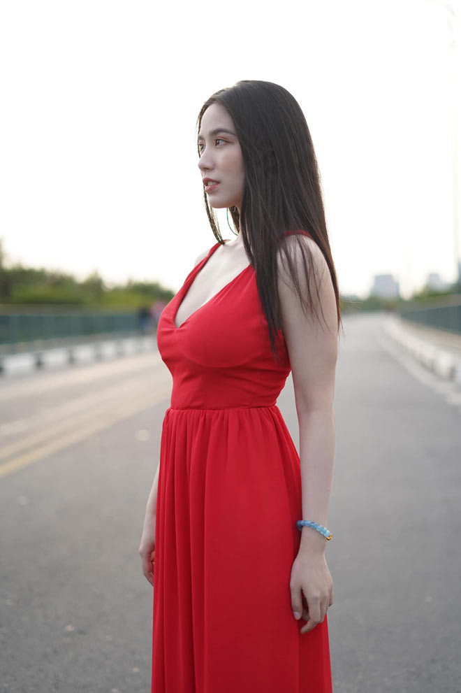 Linh Miu cũng gây chú ý khi nói về quan điểm tình yêu và hôn nhân. Cô cho biết vì chuyện tan vỡ của bố mẹ khiến "hotgirl cảnh nóng" chưa sẵn sàng để đi đến hôn nhân.