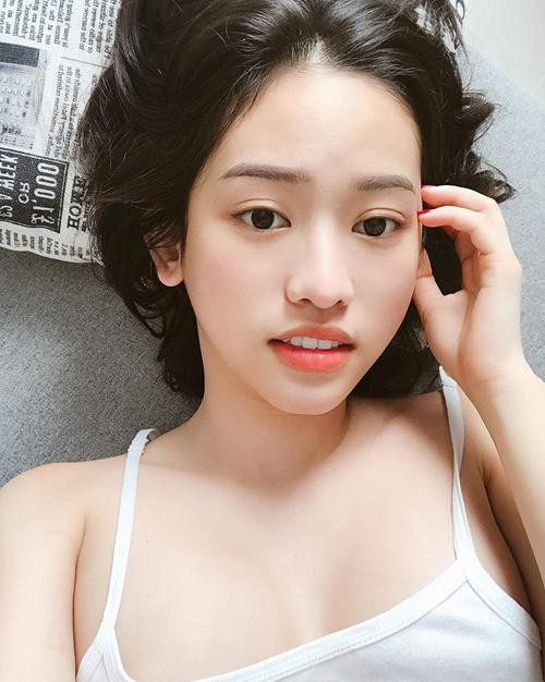 Dù không nhận được nhiều lời khen tích cực và sự ủng hộ của công chúng, thế nhưng Thúy Vi đã trở thành cái tên được quan tâm, đắt show quảng cáo, sự kiện. Chỉ một thời gian ngắn, cô đã có trong tay nhà, xe sang, dùng đồ hiệu đắt đỏ.