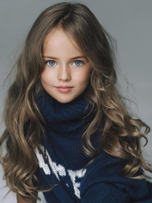Siêu mẫu nhí Kristina Pimenova nổi tiếng cách đây 9 năm. Với gương mặt đẹp tựa thiên thần, cô bé năm đó trở thành gương mặt thu hút cho các thương hiệu tên tuổi như Armani, Roberto Cavalli, Dsquared2, Ermanno Scervino, Replay, Fendi, Benetton…