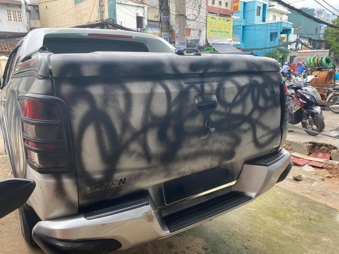 Thậm chí có người còn dùng sơn xịt lên xe vì chủ chiếc xe này đã đỗ xe của mình trước cửa của một tiệm bán quần áo.