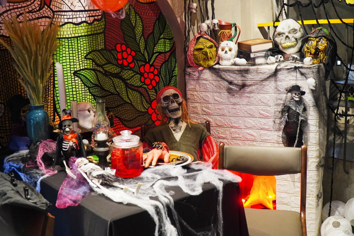 Đêm Halloween, chỉ cần hoá trang thật ấn tượng và đến Yan Coffee & Tea thì đảm bảo sẽ có những bức ảnh đậm chất ma quái mà không cần phải đi đâu xa.