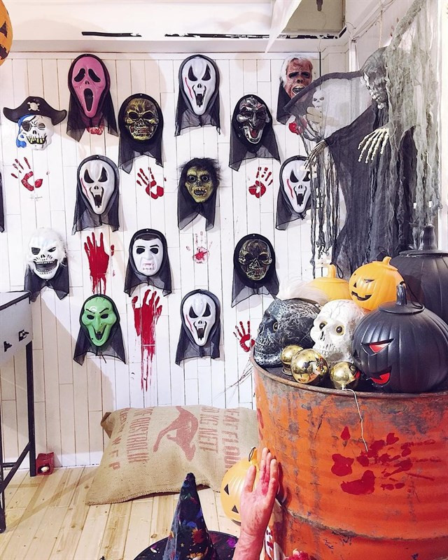 Vào mỗi dịp Halloween, không gian lãng mạn của Tâm Coffee lại được thay thế bởi những quả bí ngô rùng rợn, những hình nộm xác ướp cùng đầu lâu vô cùng đáng sợ.