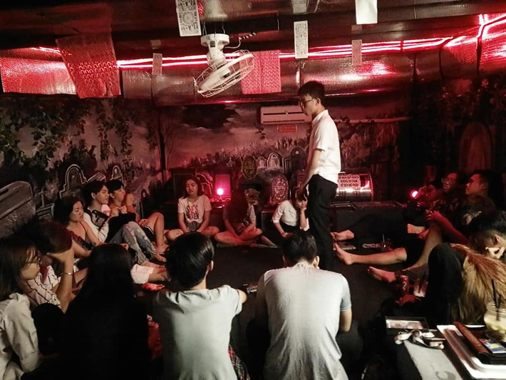 Bên cạnh đó sự cộng hưởng của những ánh đèn neon mờ áo màu tím, xanh, đỏ mờ ảo, âm nhạc và điều hoà tạo cho bạn cảm giác ớn lạnh, hồi hợp.