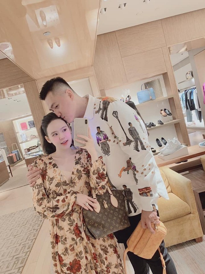 Mấy ngày gần đây, cặp đôi "đũa lệch" Fabo Nguyễn và hot girl Vân Tiny đang nhận được sự quan tâm cực lớn từ cộng đồng mạng. Nếu anh chàng là nam nhân sở hữu chiều cao 1m91, cùng bề ngang cũng không phải dạng vừa thì nàng lại là "nấm lùn" vóc dáng nhỏ nhắn, đáng yêu.