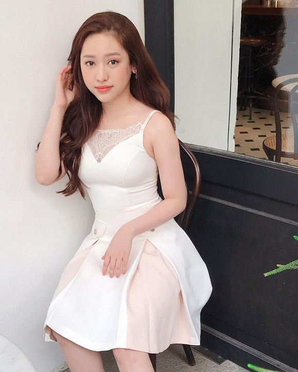 Tuy nhiên, tấm ảnh chụp lén từ một ai đó đã khiến cho mọi nỗ lực "sống ảo" của Thúy Vi thất bại.