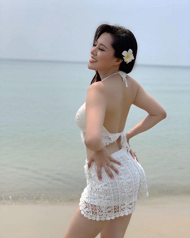 Đã 4 năm trôi qua kể từ khi Sang bị từ chối, cuộc sống và ngoại hình của cô nàng cũng đã thay đổi khiến khán giả không khỏi bất ngờ. Giờ đây, Sang theo đuổi phong cách quyến rũ, gợi cảm. Trên trang cá nhân của mình, cô nàng thường xuyên chia sẻ những tấm hình khoe body với 3 vòng chuẩn chỉnh. Trước những nghi vấn về chỉnh sửa nhan sắc, Hoàng Sang từng đính chính trên trang cá nhân rằng mình chỉ nhấn mí, chưa làm gì khác.
