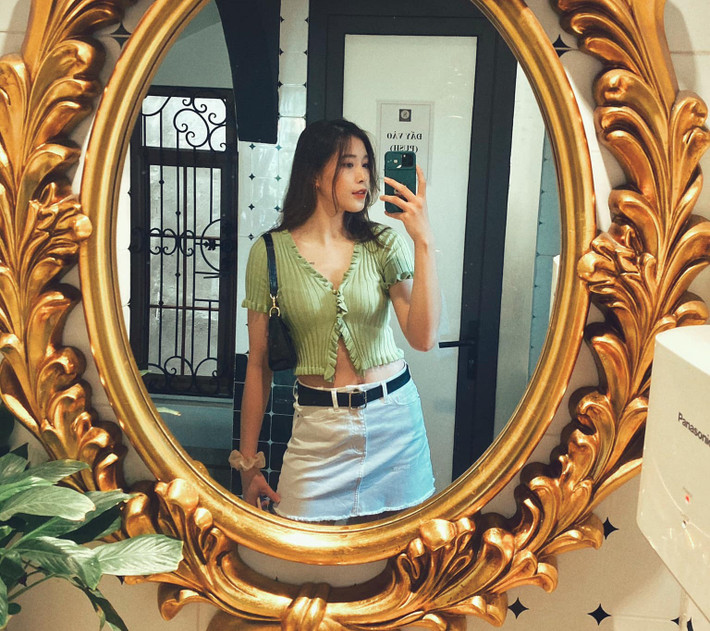 Đặng Thu Huyền sở hữu nhan sắc xinh như hot girl, cô cũng thường xuyên đăng tải ảnh "sống ảo" trên mạng xã hội.