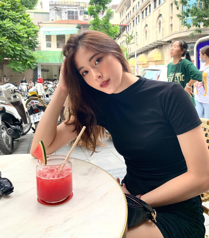 Ngoài chơi bóng chuyền giỏi, Thu Huyền còn gây chú ý nhờ ngoại hình ưa nhìn và gu thời trang khoe eo thon gợi cảm.
