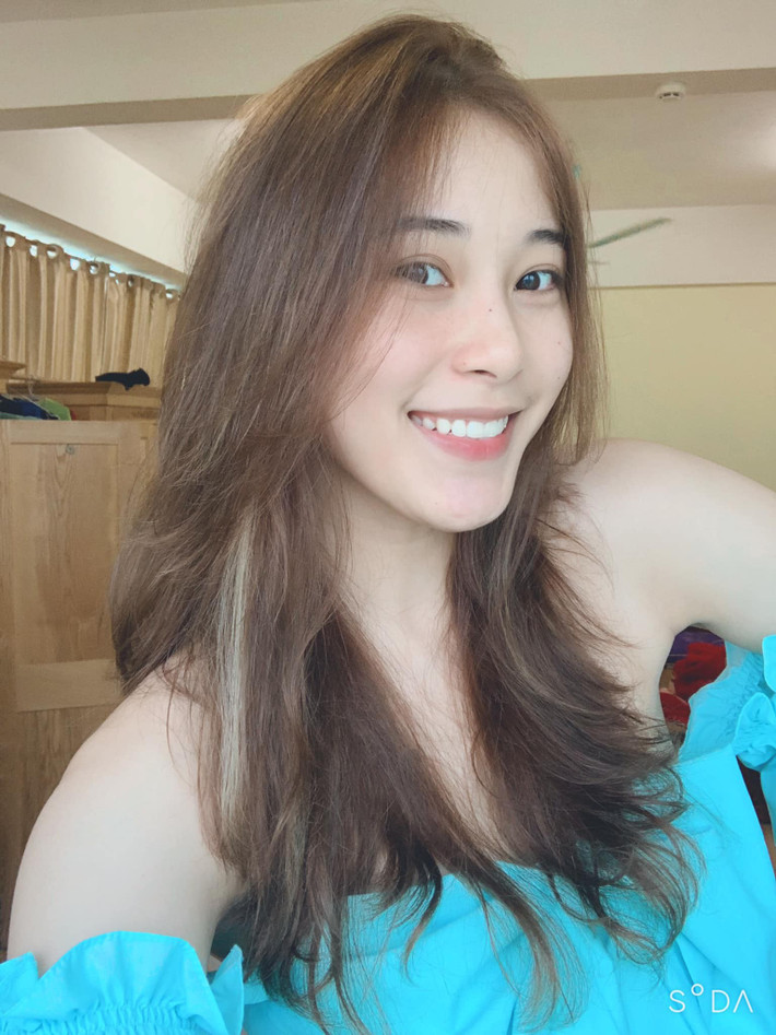 Huyền có sở thích chụp ảnh. Cô thường tự chụp hoặc nhờ bạn chụp hộ trong mỗi dịp đi dạo phố.