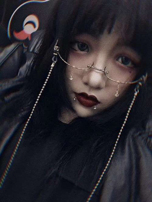 Tương tự, một chàng trai khác cũng làm quen được một cô gái qua mạng, anh chàng còn cảm thấy tự hào bạn gái online là hot girl khá nổi với phong cách Gothic trên mạng xã hội.