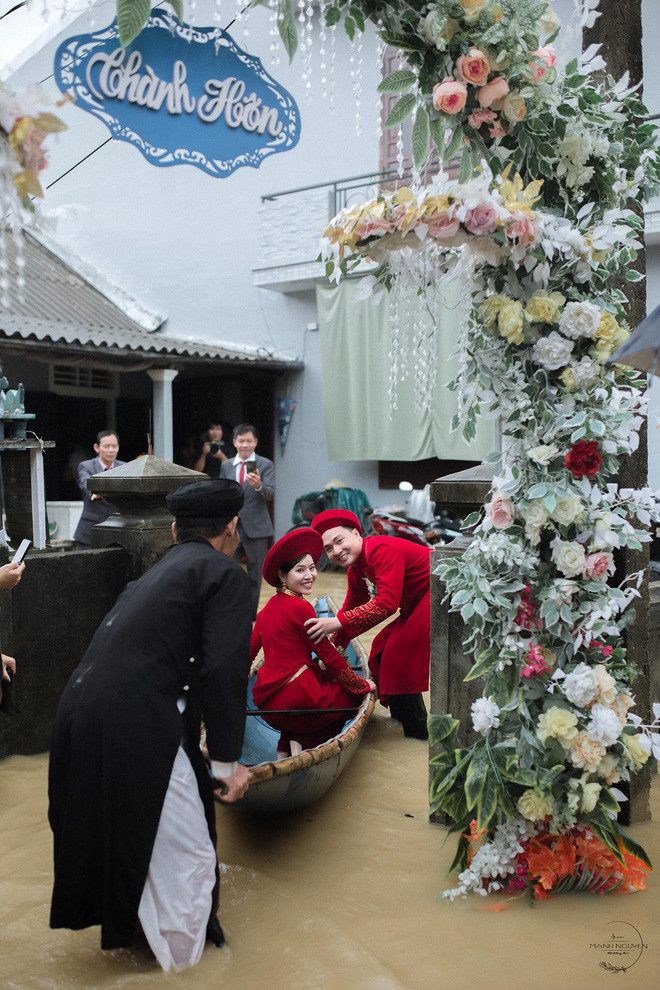 Mới đây, khi dịch bệnh được kiểm soát, Ngọc Hà - Đăng Nguyên và gia đình hai bên lại tất bật lên kế hoạch, chuẩn bị mọi thứ tươm tất cho ngày trọng đại thì bất ngờ gặp mưa lũ.