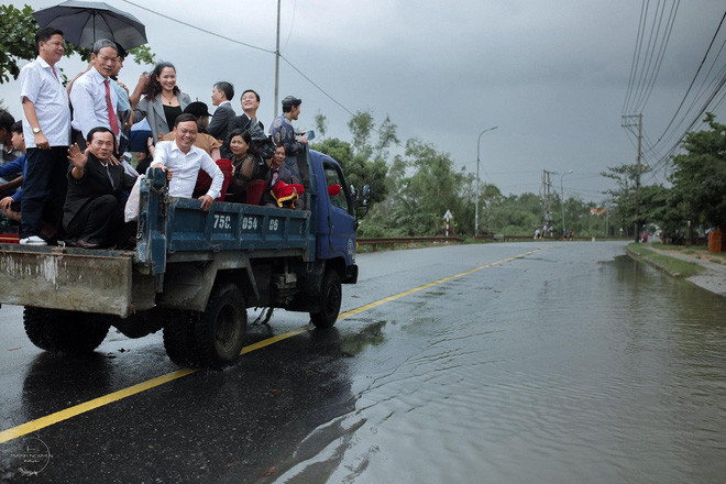 Nhà trai phải đi xe ben gầm cao để tới nhà gái.