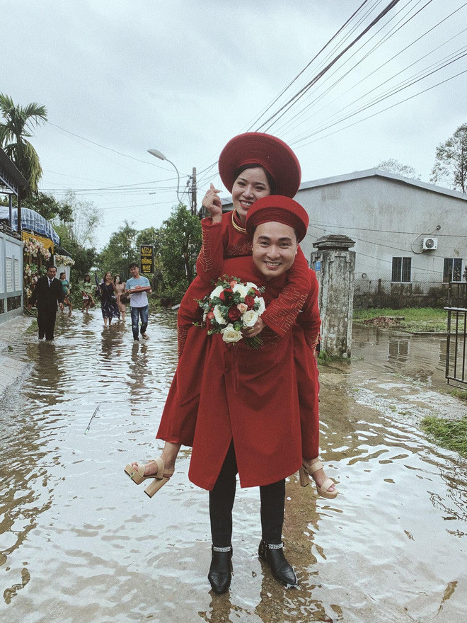 Chú rể phải cõng cô dâu một đoạn đường ngập.