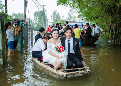 Dù khó khăn cặp đôi này vẫn lạc quan trong ngày trọng đại của mình.