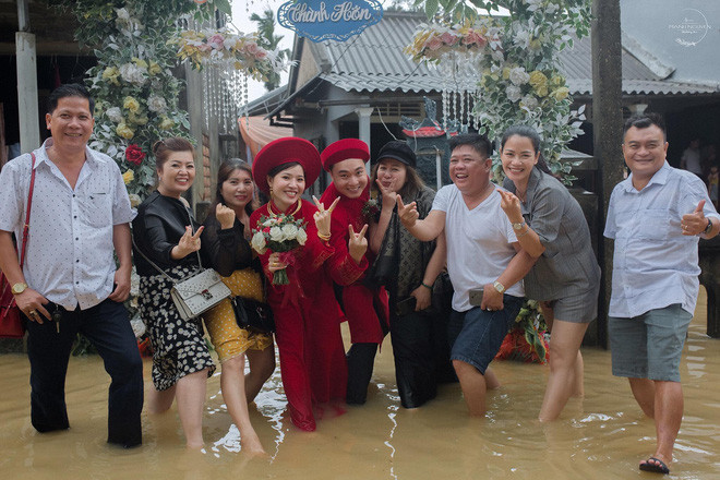 Không thể kể hết nỗi vất vả của lễ rước dâu giữa mùa lũ lụt. Nước lũ lên cao, phía trên vẫn là các bàn tiệc. Cô dâu vén tài áo dài, lội bập bõm trong dòng nước lũ.
