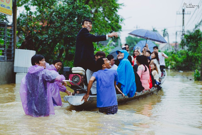 Cô dâu, chú rể chật vật đám cưới trong mùa lũ.