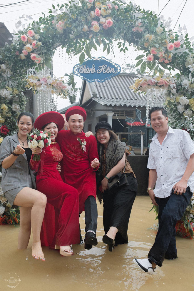Dù vất vả, khó khăn nhưng đối với cô dâu Ngọc Hà và chú rể Đăng Nguyên họ cảm thấy may mắn và hạnh phúc khi người thân, bạn bè đều có mặt đầy đủ, tham dự lễ cưới của họ.