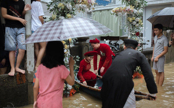 Mấy ngày nay, mạng xã hội chia sẻ rất nhiều hình ảnh đám cưới của một cặp đôi diễn ra tại Thừa Thiên Huế. Khi bốn bề chìm trong biển nước, cô dâu – chú rể đã phải chèo ghe, rước dâu bằng xe ben.
