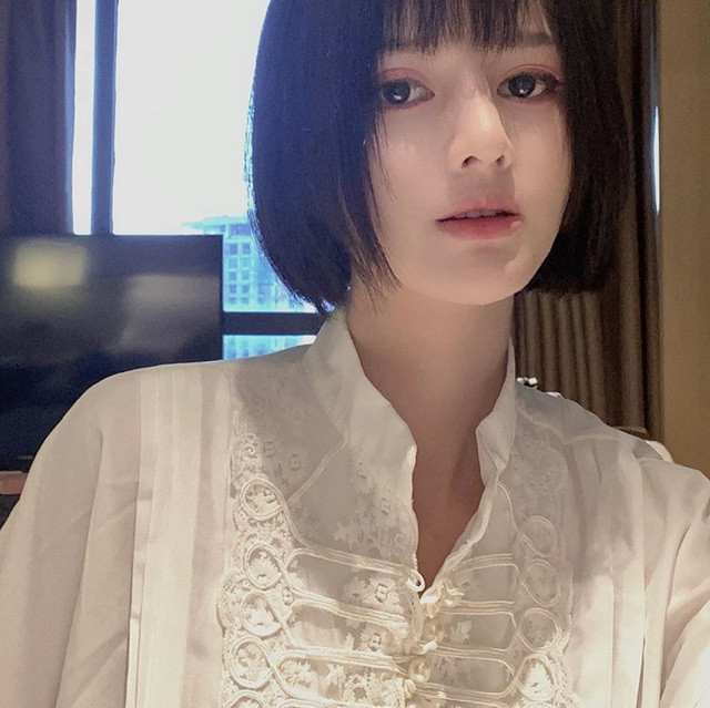 Nàng hot girl nhiều lần bị lầm tưởng là con lai, nhưng thật ra bố mẹ Linh đều là người Việt Nam. Dù hầu như không cười khi chụp ảnh, nhưng thần thái của Linh vẫn khiến nhiều người “thương nhớ”.